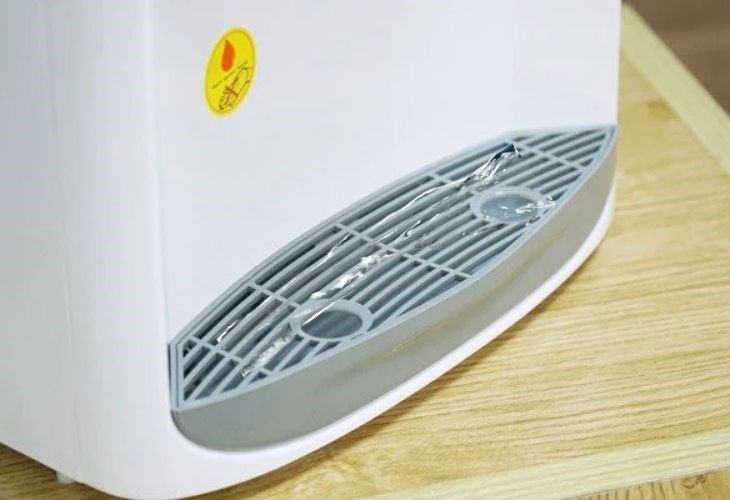 Do ống dẫn kém chất lượng nên bị vỡ và khay hứng nước thừa bị đầy và rò rỉ nước