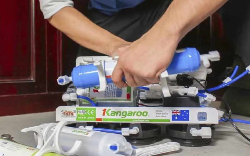 Vệ sinh xung quanh bộ phận lọc