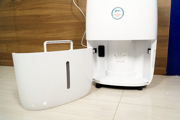 Rất dễ dàng tháo lắp bình đựng nước thải ra khỏi máy