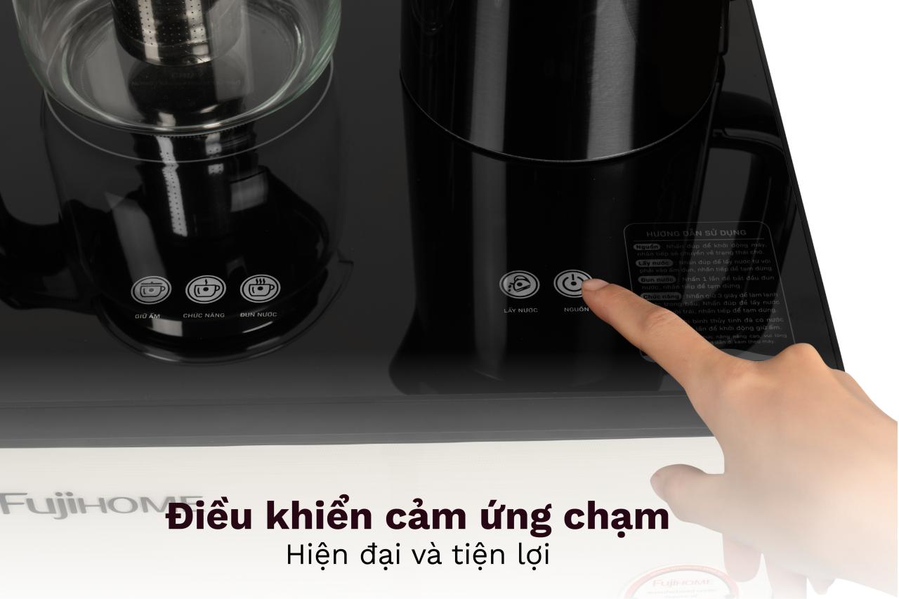 Thiết kế sang trọng mặt phía trước tông màu trắng sữa nổi vân bên ngoài mặt kính . Thân vỏ làm từ nhựa PP cao cấp kết hợp khung sườn bằng thép tạo độ chắc chắn an toàn khi sử dụng .Bảng điều khiển cảm ứng trên máy nhạy chỉ với một thao tác chạm . Thân máy nhỏ gọn , có ngăn chứa đồ tiện lợi như : hộp cafe, hộp trà .ly , cốc ...phù hợp với phòng tiếp khách, phòng họp, dùng cho văn phòng cũng như gia đình với kiểu dáng hoàn toàn mới, sang trọng, hiện đại, đảm bảo vệ sinh, thân thiện môi trường.